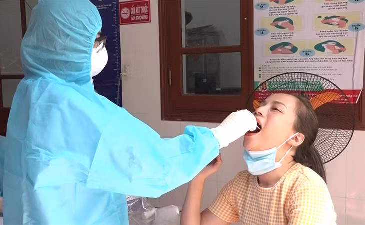 Nhân viên Trung tâm Y tế TP Cẩm Phả lấy mẫu xét nghiệm người dân trở về từ vùng dịch (Ảnh: Duy Tâm-CTV)