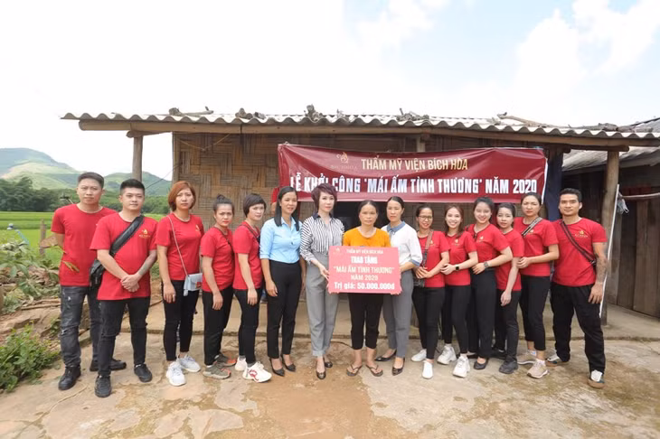 Gia đình chị Nịnh Thị Phan nhận 50 triệu đồng tiền hỗ trợ xây nhà