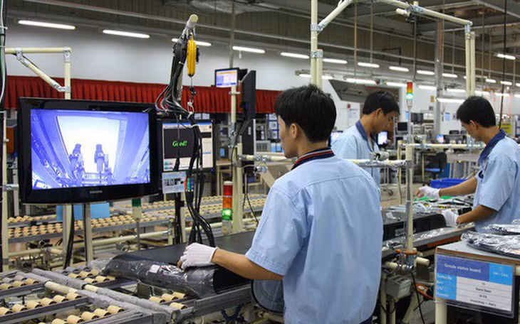 Công nhân làm việc trong một nhà máy của Samsung ở Việt Nam.