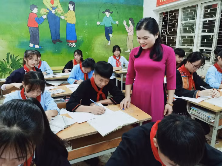 Cô giáo Nguyễn Sinh Khoa khi còn dạy tại Trường PTDTNT huyện Ba Chẽ. (Ảnh nhân vật cung cấp)