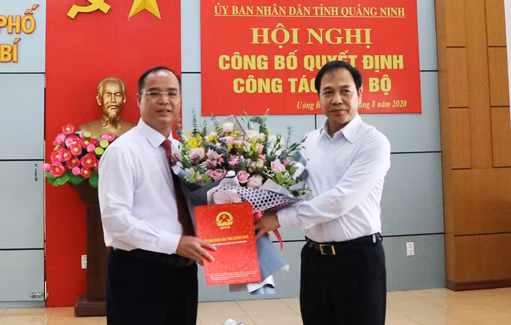 Đồng chí Đặng Huy Hậu, Ủy viên Ban Thường vụ Tỉnh ủy, Phó Chủ tịch Thường trực UBND tỉnh đã công bố và trao quyết định của UBND tỉnh về phê chuẩn kết quả bầu bổ sung chức vụ Phó Chủ tịch UBND TP Uông Bí khóa XIX nhiệm kỳ 2016 - 2021 đối với ông Bùi Văn Thành