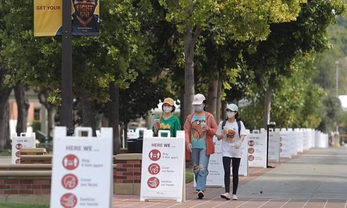 Sinh viên đi trong khuôn viên vắng vẻ của Đại học Nam Claifornia ngày 17/8. Ảnh: Reuters.