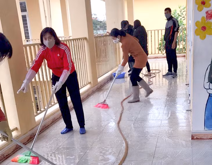 Các thầy, cô giáo Trường Tiểu học Quảng Thành, huyện Hải Hà vệ sinh trường, lớp chuẩn bị đón học sinh vào năm học mới.