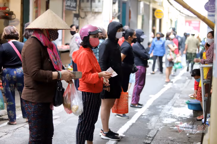 Người dân cũng được khuyến cáo giữ khoảng cách, tránh tập trung đông người nơi công cộng. Ảnh: Trần Thường