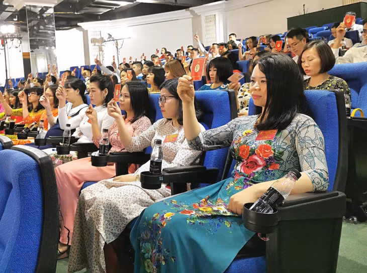 Các đảng viên tham gia biểu quyết tại Đại hội lần thứ IV, nhiệm kỳ 2020-2025 của công ty. (Ảnh: Công ty CP Quốc tế Hoàng Gia cung cấp).