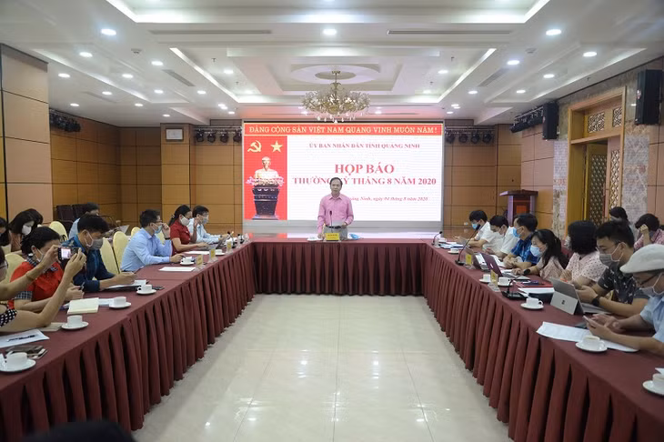 Đồng chí Đặng Huy Hậu, Phó Chủ tịch Thường trực UBND tỉnh, Trưởng Ban Chỉ đạo thi tốt nghiệp THPT tỉnh phát biểu chỉ đạo tại cuộc họp
