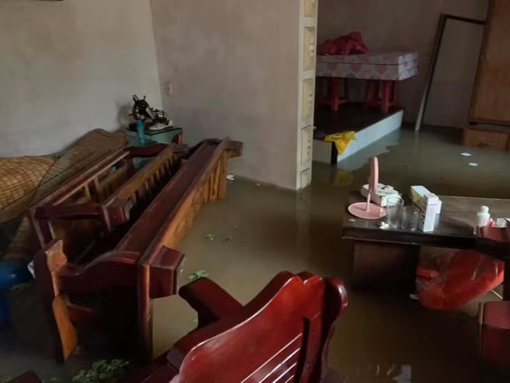 một số hộ dân tại khu vực phường Hà Phong bị nước tràn vào nhà làm hư hỏng đồ đạc trong nhà.