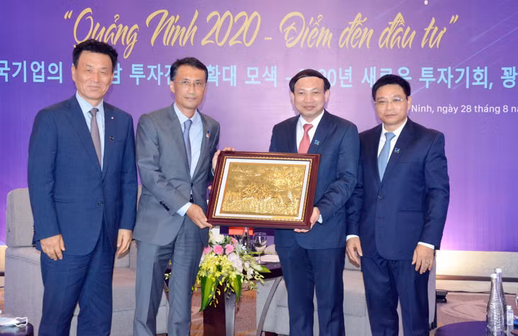 Các đồng chí lãnh đạo tỉnh Quảng Ninh trao tặng quà lưu niệm cho ông Jeong Woo Jin, Phó Đại sứ, Tổng lãnh sự Quán Hàn Quốc tại Việt Nam, đại diện các doanh nghiệp tới tham dự Hội nghị xúc tiến đầu tư 