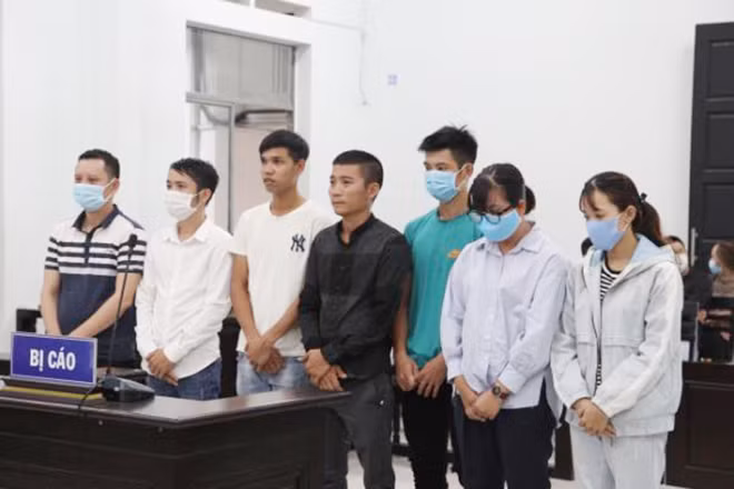 Bị cáo Huy, Quyền, Quang, Cung, Vân, Phước, Hương, Ngọc tại tòa.
