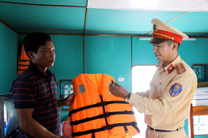 Cảnh sát đường thủy (Công an tỉnh) thường xuyên kiểm tra phương tiện, trang thiết bị an toàn giao thông đường thủy.