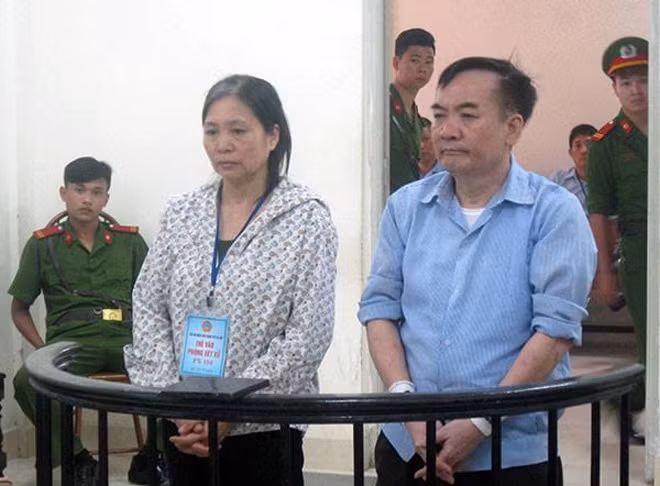 Vợ chồng bị cáo Hưng và Bích tại phiên toà.