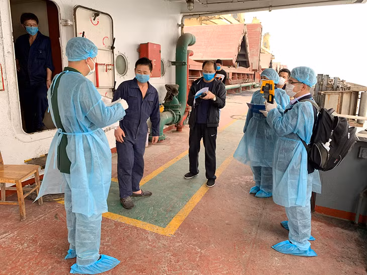 Cán bộ, chiến sĩ Đồn BPCK cảng Cẩm Phả đo thân nhiệt cho các thuyền viên ra vào cảng Cẩm Phả.i