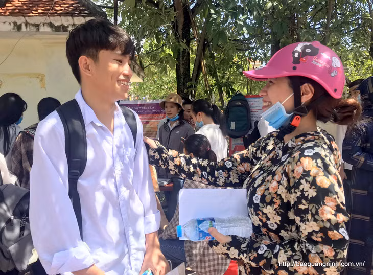 Nhiều phụ huynh theo sát con em từ khi vào phòng thi đến lúc kết thúc môn thi, hồi hộp mong ngóng kết quả làm bài của con em.