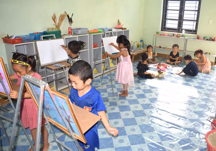 Ngày nay học sinh ở các xã vùng cao huyện Tiên Yên được đầu tư về mọi mặt rất tốt. Trong ảnh: Giờ học vẽ của học sinh Trường Mầm non xã Đại Dực.