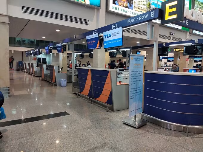 Sân bay thưa vắng do ảnh hưởng của Covid-19, lượng khách đi lại giảm nhiều, các hãng hàng không buộc phải tạm dừng hoặc giảm tần suất khai thác một số đường bay. Ảnh: Nguyễn Nam.