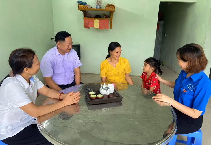 Cán bộ Cơ quan Khối huyện Đầm Hà rà soát các hộ có hoàn cảnh đặc biệt khó khăn trên địa bàn để có phương án hỗ trợ kịp thời. 