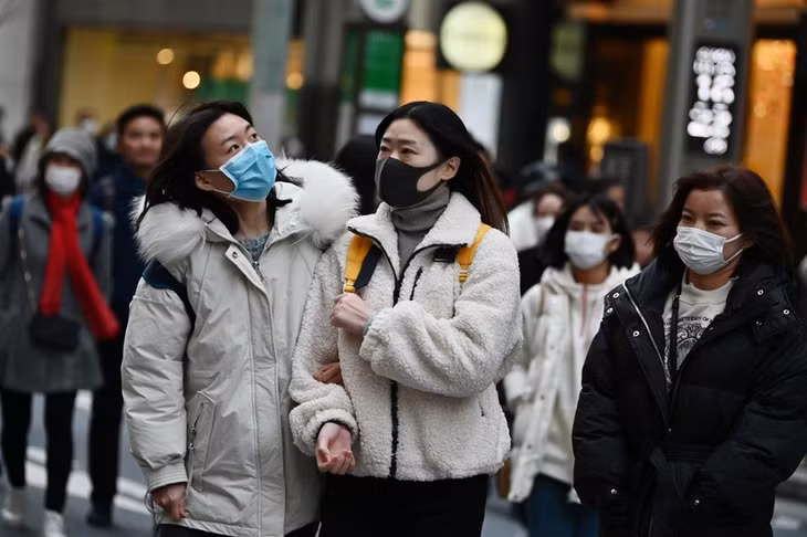Người dân đeo khẩu trang để phòng tránh lây nhiễm virus corona tại Tokyo, Nhật Bản. (Nguồn: AFP).
