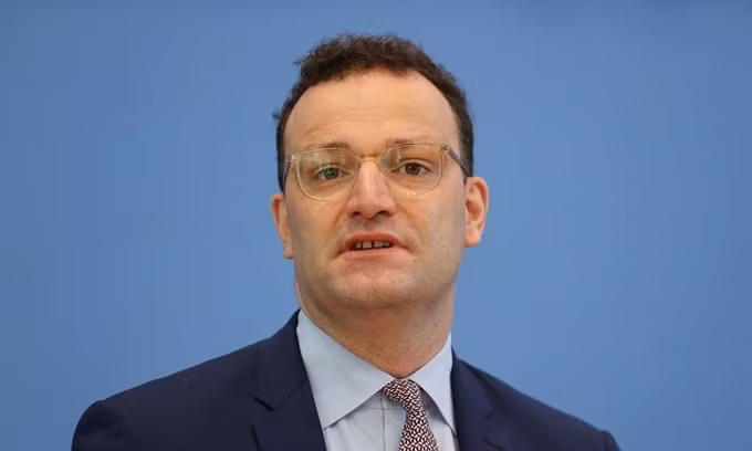 Bộ trưởng Y tế Đức Jens Spahn phát biểu tại một cuộc họp báo ở Berlin hồi tháng 7. Ảnh: Reuters.