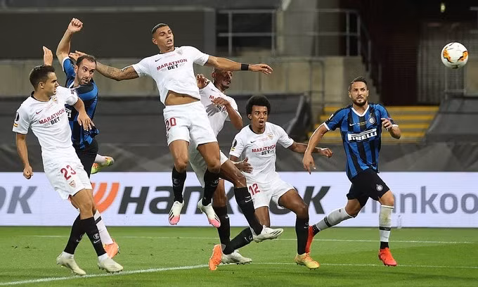 Cú đánh đầu gỡ hòa 2-2 của Godin (thứ hai từ trái sang). Ảnh: AP