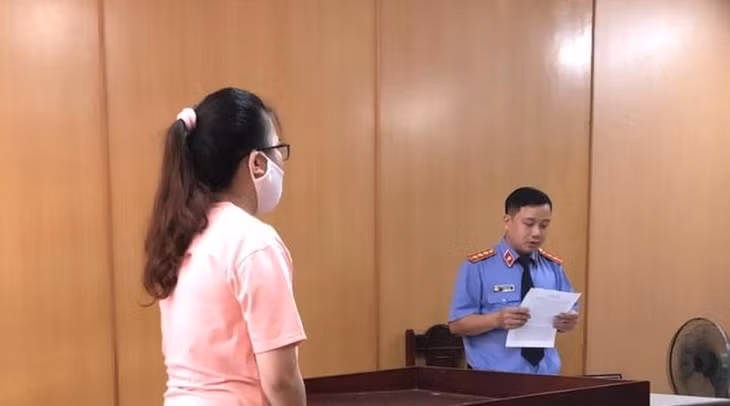  Đại diện VKS công bố cáo trạng đối với bị cáo. (Ảnh: H.Y.)