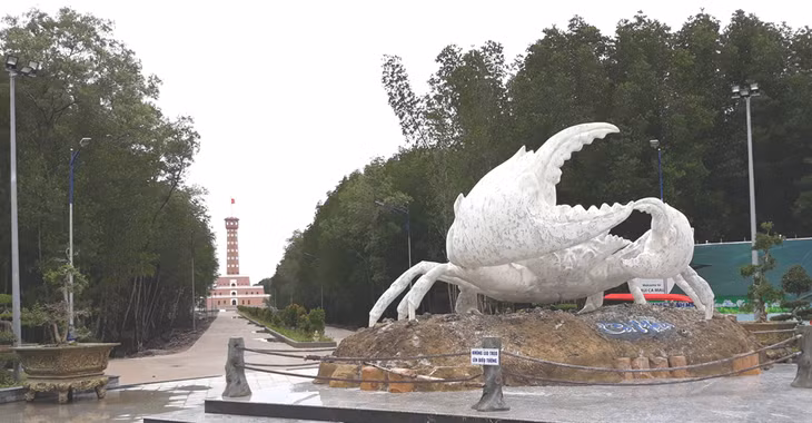 Biểu tượng con cua có kích thước khổng lồ - một đặc sản của Cà Mau.