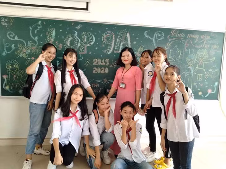 Cô giáo Nguyễn Sinh Khoa khi còn dạy tại Trường PTDTNT huyện Ba Chẽ. (Ảnh nhân vật cung cấp)