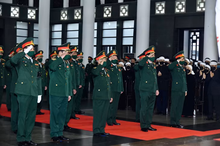 Đoàn Quân ủy Trung ương và Bộ Quốc phòng do Đại tướng Lương Cường, Bí thư Ban Chấp hành Trung ương, Ủy viên Thường vụ Quân ủy Trung ương, Chủ nhiệm Ủy ban Kiểm tra Quân ủy Trung ương, Chủ nhiệm Tổng cục Chính trị QĐND Việt Nam làm Trưởng đoàn vào viếng đồng chí Lê Khả Phiêu. Ảnh: VGP/Đoàn Bắc