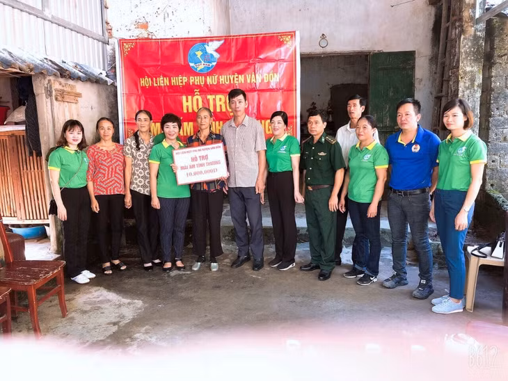 Hỗ trợ tiền sửa nhà cho gia đình bà Phạm Thị Nhung - 69 tuổi - Hội viên phụ nữ nghèo Thôn Đồng Gianh - xã Bản Sen