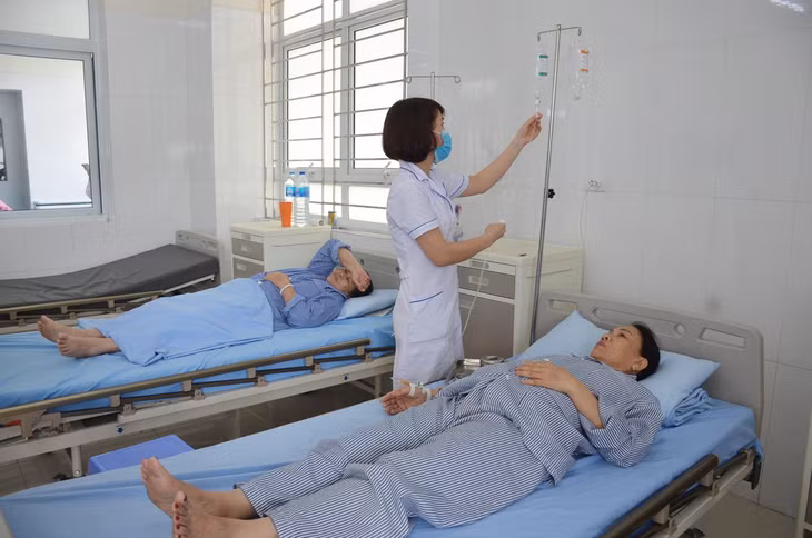  Chăm sóc cho người bệnh tại Bệnh viện Đa khoa Cẩm Phả.