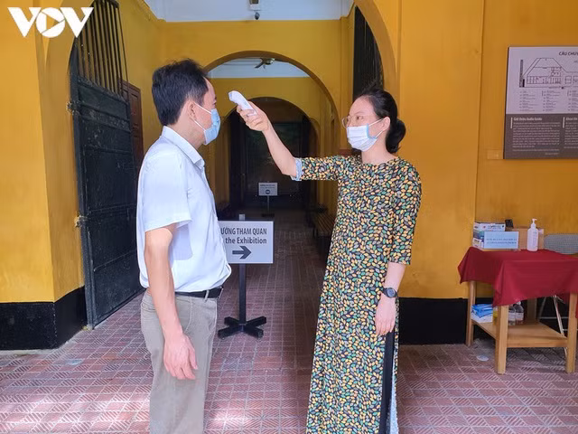 Mọi người vào tham quan đều được đo thân nhiệt cũng như là sát khuẩn tay.