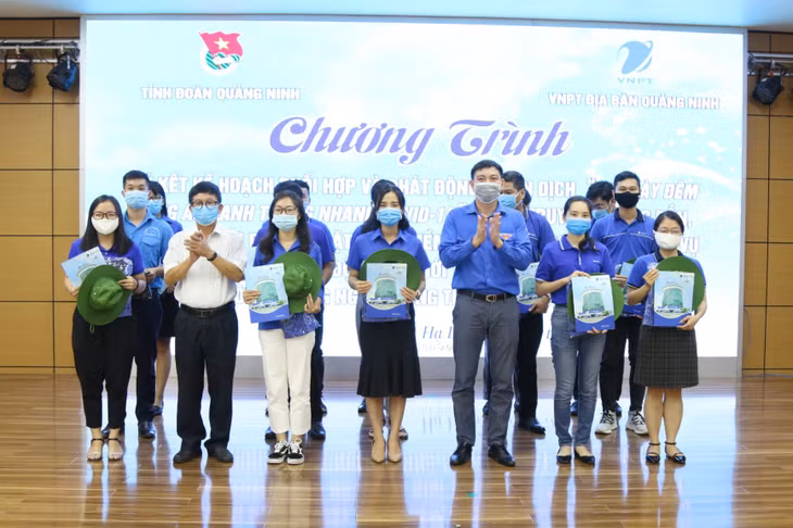 Trao trao phục và thiết bị hỗ trợ cho đội thanh niên xung kích thực hiện chiến dịch