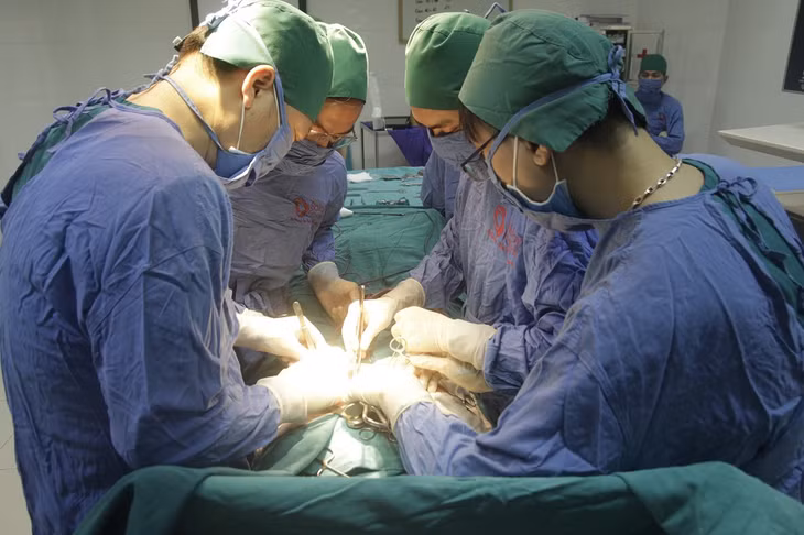 Một ca phẫu thuật của các bác sĩ tại Bệnh viện Bãi Cháy