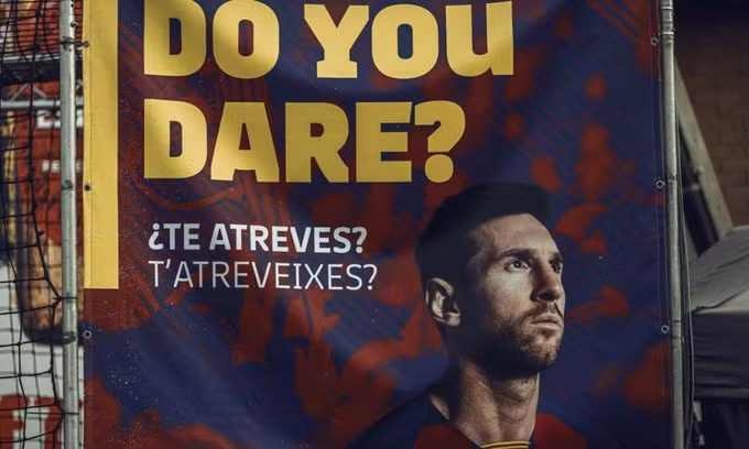 Một tấm áp phích phản đối Messi được treo ở sân Camp Nou. Ảnh: DPA.