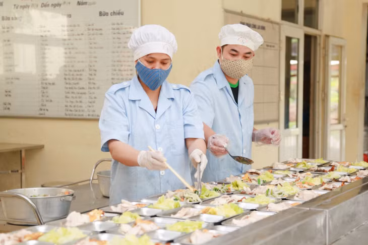  Bếp ăn của Trung đoàn 244 cung cấp các suất ăn cho người đang cách ly mỗi ngày.