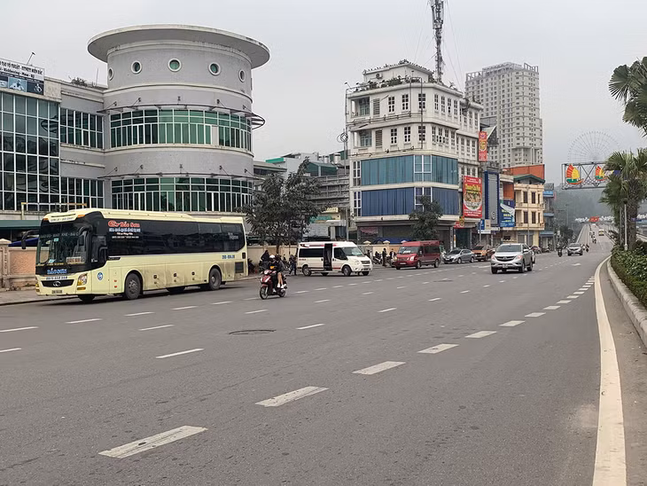 Các phương tiện đỗ thành hàng dài ngay đoạn xuống dốc cầu Bãi Cháy nên rất mất ATGT. 