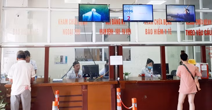Bộ phận tiếp đón bệnh nhân đến khám, chữa bệnh BHYT tại Bệnh viện Đa khoa khu vực Cẩm Phả.