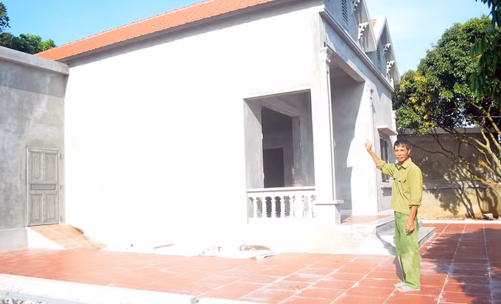 CCB Trần Văn Thành, thôn Đồng Tâm, xã Dực Yên (huyện Đầm Hà) chủ động bàn giao ngôi nhà mới xây cho đơn vị thi công dự án đường cao tốc Vân Đồn - Móng Cái sau điều chỉnh.