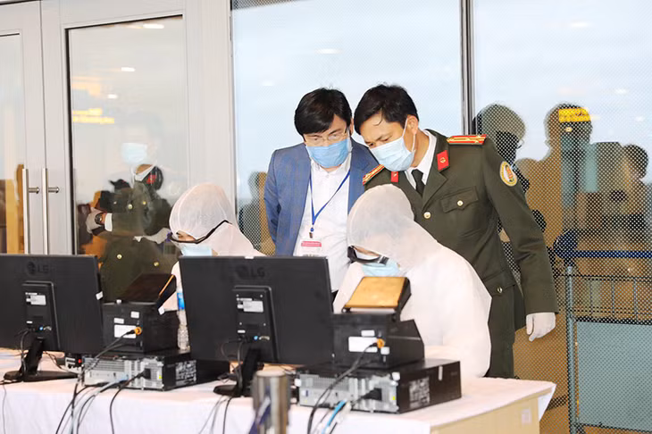ĐVTN Chi đoàn Phòng QLXNC, Công an tỉnh phối hợp kiểm soát người nhập cảnh