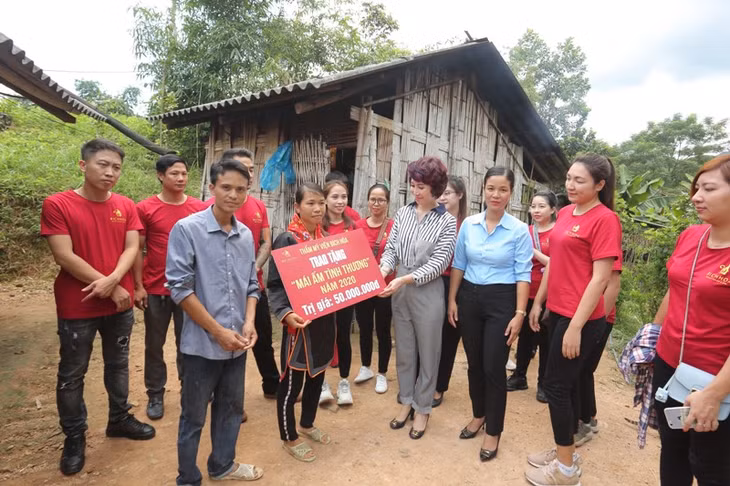Trao tặng 50 triệu đồng cho gia đình chị Lý Thị Man