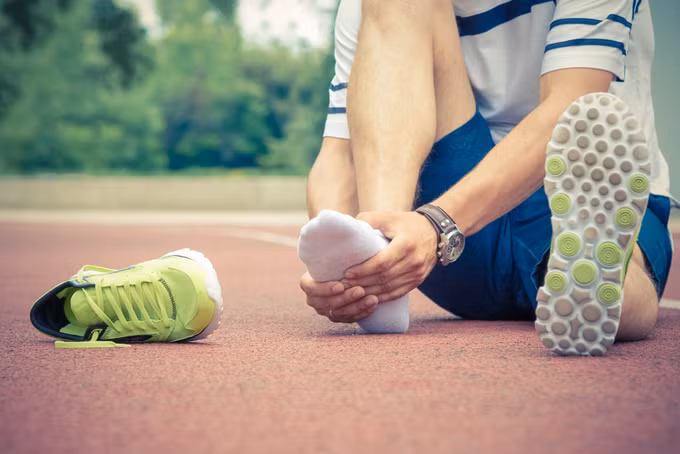 Đau bàn chân khi gặp là bệnh lý runner thường mắc phải. Ảnh: Shutterstock.