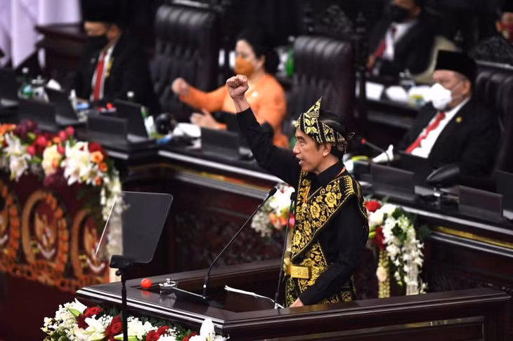 Tổng thống Indonesia trong trang phục truyền thống dân tộc Subu tại hội nghị (Nguồn : Republika)