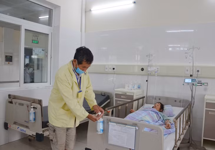Bệnh viện bố trí dung dịch sát khuẩn tay nhanh cho bệnh nhân và người nhà bệnh nhân sử dụng nhằm phòng chống dịch bệnh.