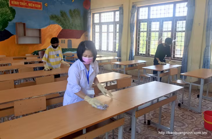 Ngay sau khi kết thúc các môn thi, các bộ phận được phân công triển khai ngay công tác vệ sinh, khử khuẩn toàn bộ khu vực thi tiếp tục được triển khai thực hiện nghiêm túc, đảm bảo quy định về an toàn phòng, chống dịch.