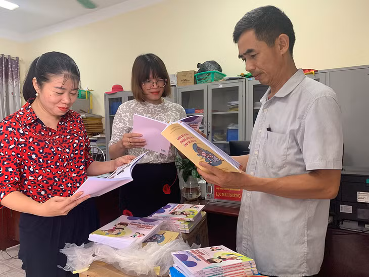 Cán bộ Phòng Giáo dục và Đào tạo, giáo viên ở cơ sở kiểm tra sách giáo khoa khổi Tiểu học năm học 2021-2020.