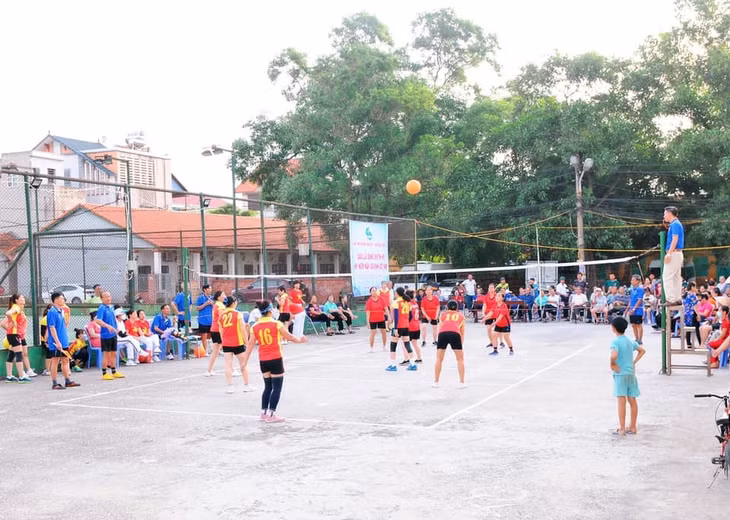 Hội LHPN phường Giế ng Đáy (TP Hạ Long) tổ chức giao lưu bóng chuyền hơi nhân ngày Gia đình Việt Nam 28/6