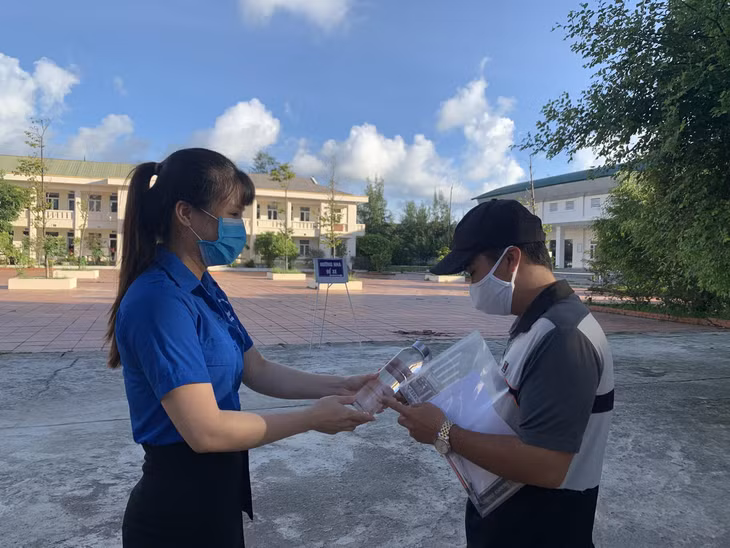 Lực lượng thanh niên tình nguyện phát nước uống miễn phí, hỗ trợ, đồng hành cùng sĩ tử dự thi tại 