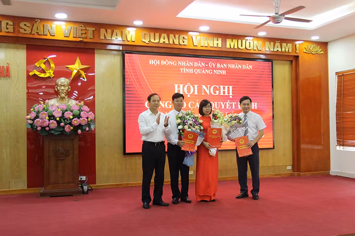 Đồng chí Đặng Huy Hậu, Phó Chủ tịch UBND tỉnh Quảng Ninh trao quyết định cho các đồng chí giữ chức vụ Phó Chủ tịch HĐND, Phó Chủ tịch UBND huyện Hải Hà