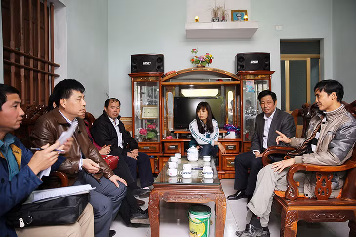 Tổ công tác huyện Hoành Bồ (cũ) vận động người dân thôn Đồng Cao, xã Thống Nhất, huyện Hoành Bồ nhận tiền đền bù và bàn giao mặt bằng cho dự án, tháng 3/2017. Ảnh Đỗ Phương