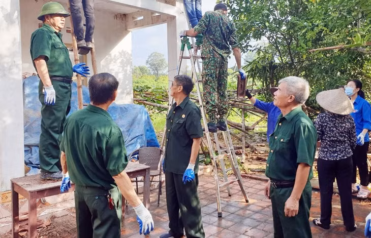 Hội CCB phường Hoành Bồ (TP Hạ Long) cùng với đoàn viên thanh niên tham gia giúp gia đình bà Phạm Thị Vơn ở khu 5, phường Hoành Bồ, sửa chữa nhà ở.