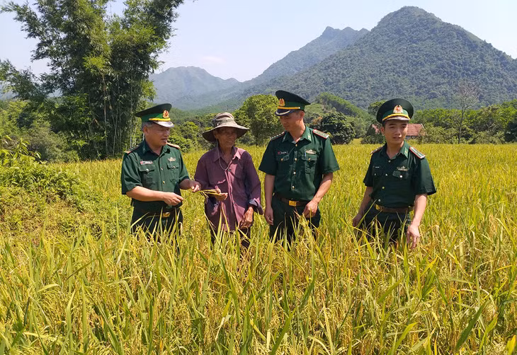 Thượng tá Phùng Đức Vinh, Chính trị viên Đồn BP Quảng Đức (ngoài cùng bên trái) xuống địa bàn để nắm tình hính sản xuất của người dân bản Pò Hèn, xã Quảng Đức(Hải Hà) 